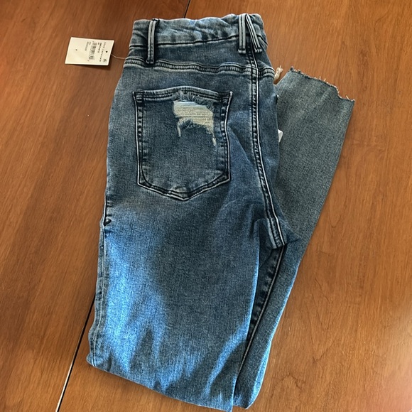 BNWT Good American Good Waist crop jeans with distressing. - Picture 6 of 6